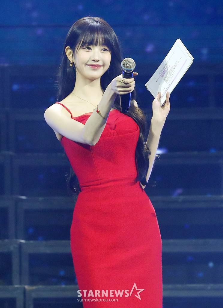 아이브 장원영이 14일 필리핀 아레나에서 열린 '2023 아시아 아티스트 어워즈 인 필리핀'(2023 Asia Artist Awards IN THE PHILIPPINES, 이하 '2023 AAA')에서 인사말을 하고 있다. '2023 AAA'는 스타뉴스가 주최하고 Asia Artist Awards 조직위원회, TONZ 엔터테인먼트, PULP Live World가 공동 주관한다. 그룹 아이브(IVE) 장원영, 가수 강다니엘, 그룹 제로베이스원 성한빈이 MC를 맡았다. 2023.12.14 /사진=김창현