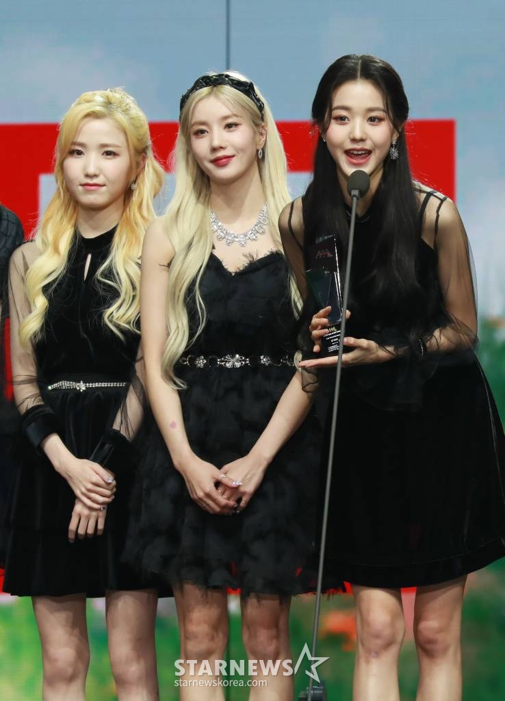 걸그룹 아이즈원이 28일 마이뮤직테이스트로 방송된 2020 Asia Artist Awards(2020 아시아 아티스트 어워즈, 2020 AAA)에서 가수 부문 포텐셜상을 수상한 뒤 소감을 말하고 있다. 스타뉴스가 주최하고 AAA 조직위원회가 주관하는 AAA는 어디에서도 보지 못했던 새로운 무대를 선보이며 전 세계 팬들의 눈과 귀를 사로잡아 명실상부 NO.1 글로벌 시상식으로 거듭났다. /사진=이동훈 기자 photoguy@