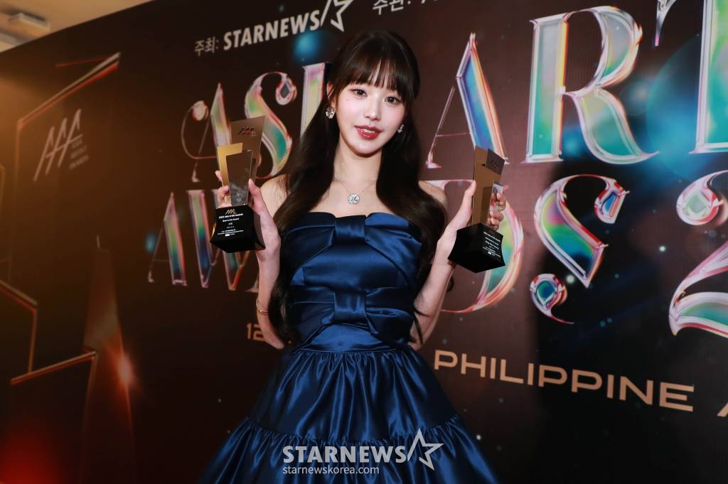 걸그룹 아이브 장원영이 14일 필리핀 아레나에서 열린 '2023 아시아 아티스트 어워즈 인 필리핀'(2023 Asia Artist Awards IN THE PHILIPPINES, 이하 '2023 AAA')에서 AAA 아시아 셀러브리티 상과 아이브의 베스트 아티스트 상을 수상한 뒤 포즈를 취하고 있다. '2023 AAA'는 스타뉴스가 주최하고 Asia Artist Awards 조직위원회, TONZ 엔터테인먼트, PULP Live World가 공동 주관한다. 그룹 아이브(IVE) 장원영, 가수 강다니엘, 그룹 제로베이스원 성한빈이 MC를 맡았다. 2023.12.14 /사진=이동훈