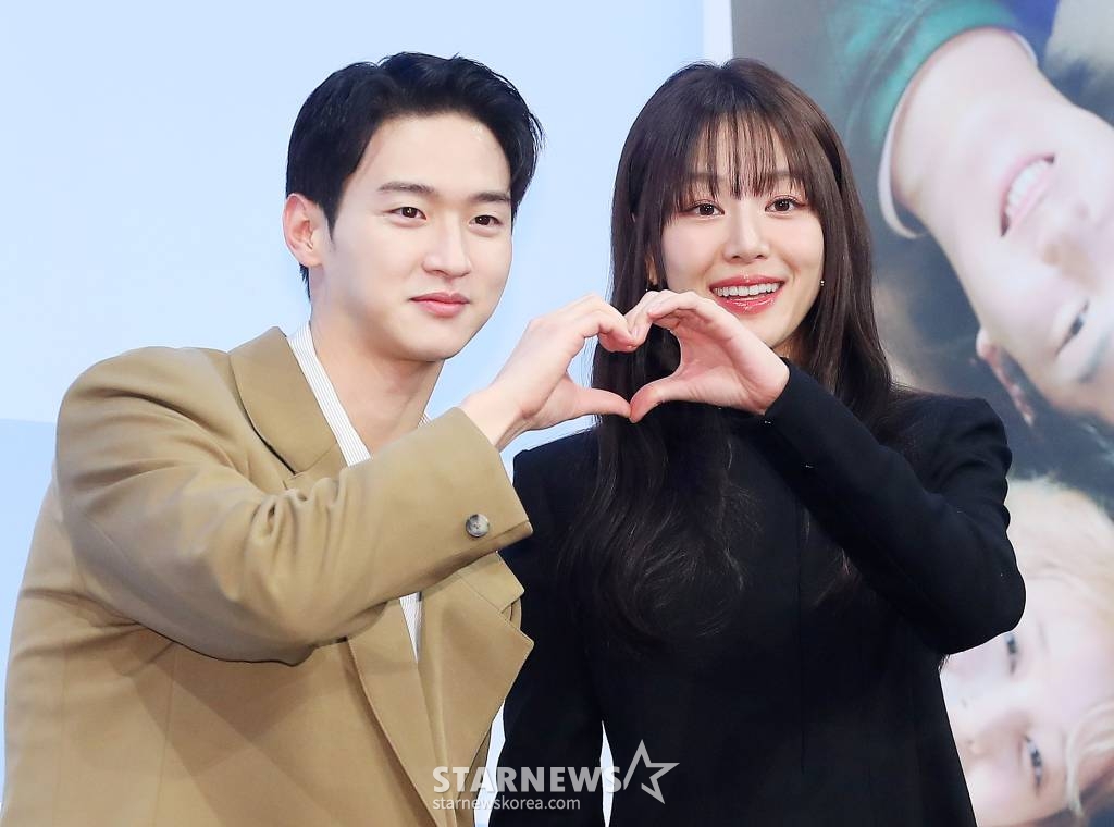 배우 장동윤, 이주명이 20일 오후 서울 신도림동 디큐브시티 더세인트에서 진행된 ENA 수목드라마 '모래에도 꽃이 핀다' 제작발표회에 참석해 포즈를 취하고 있다. '모래에도 꽃이 핀다'는 20년째 떡잎인 씨름 신동 김백두(장동윤 분)와 소싯적 골목대장 오유경(이주명 분)이 다시 만나며 벌어지는 청춘 성장 로맨스다. 2023.12.20 /사진=김창현