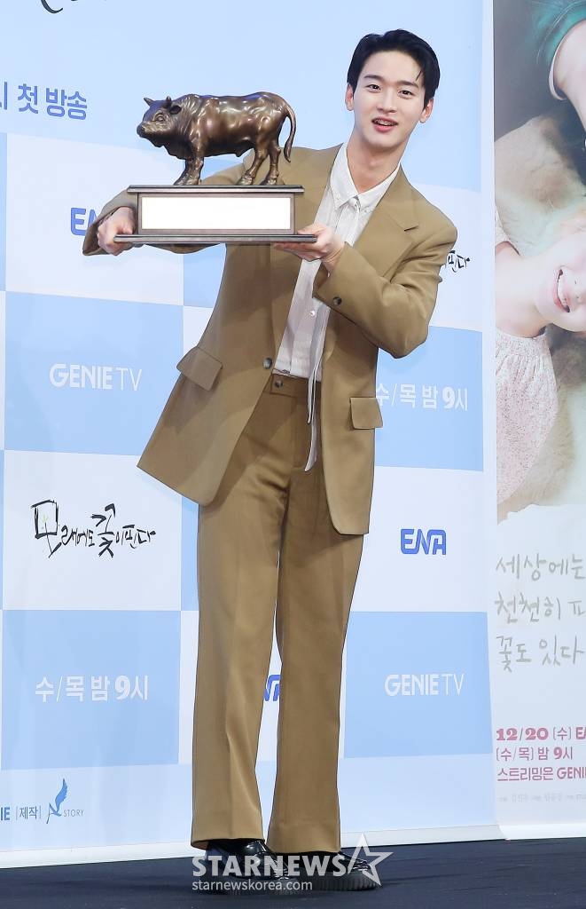 배우 장동윤이 20일 오후 서울 신도림동 디큐브시티 더세인트에서 진행된 ENA 수목드라마 '모래에도 꽃이 핀다' 제작발표회에 참석해 포즈를 취하고 있다. '모래에도 꽃이 핀다'는 20년째 떡잎인 씨름 신동 김백두(장동윤 분)와 소싯적 골목대장 오유경(이주명 분)이 다시 만나며 벌어지는 청춘 성장 로맨스다. 2023.12.20 /사진=김창현