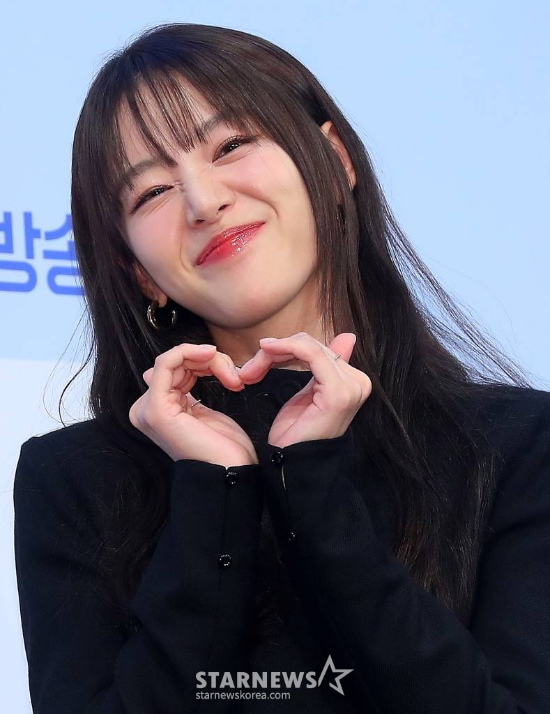 배우 이주명이 20일 오후 서울 신도림동 디큐브시티 더세인트에서 진행된 ENA 수목드라마 '모래에도 꽃이 핀다' 제작발표회에 참석해 포즈를 취하고 있다. '모래에도 꽃이 핀다'는 20년째 떡잎인 씨름 신동 김백두(장동윤 분)와 소싯적 골목대장 오유경(이주명 분)이 다시 만나며 벌어지는 청춘 성장 로맨스다. 2023.12.20 /사진=김창현