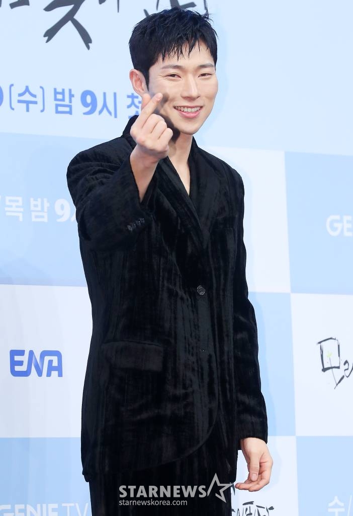 배우 윤종석이 20일 오후 서울 신도림동 디큐브시티 더세인트에서 진행된 ENA 수목드라마 '모래에도 꽃이 핀다' 제작발표회에 참석해 포즈를 취하고 있다. '모래에도 꽃이 핀다'는 20년째 떡잎인 씨름 신동 김백두(장동윤 분)와 소싯적 골목대장 오유경(이주명 분)이 다시 만나며 벌어지는 청춘 성장 로맨스다. 2023.12.20 /사진=김창현