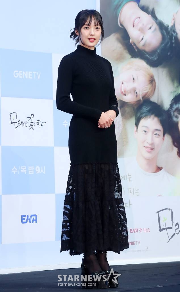 배우 김보라가 20일 오후 서울 신도림동 디큐브시티 더세인트에서 진행된 ENA 수목드라마 '모래에도 꽃이 핀다' 제작발표회에 참석해 포즈를 취하고 있다. '모래에도 꽃이 핀다'는 20년째 떡잎인 씨름 신동 김백두(장동윤 분)와 소싯적 골목대장 오유경(이주명 분)이 다시 만나며 벌어지는 청춘 성장 로맨스다. 2023.12.20 /사진=김창현