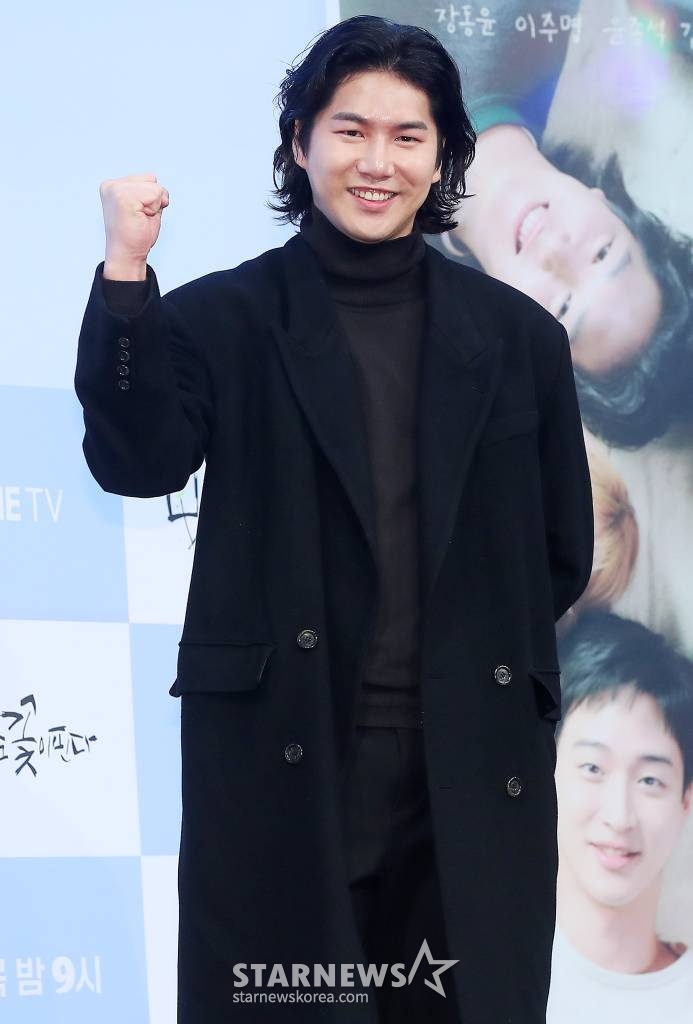 배우 이재준이 20일 오후 서울 신도림동 디큐브시티 더세인트에서 진행된 ENA 수목드라마 '모래에도 꽃이 핀다' 제작발표회에 참석해 포즈를 취하고 있다. '모래에도 꽃이 핀다'는 20년째 떡잎인 씨름 신동 김백두(장동윤 분)와 소싯적 골목대장 오유경(이주명 분)이 다시 만나며 벌어지는 청춘 성장 로맨스다. 2023.12.20 /사진=김창현