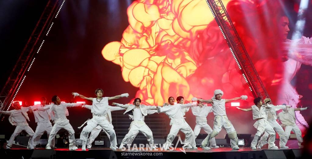 SB19, 앤팀이 14일 필리핀 아레나에서 열린 '2023 아시아 아티스트 어워즈 인 필리핀'(2023 Asia Artist Awards IN THE PHILIPPINES, 이하 '2023 AAA')에서 멋진 무대를 선보이고 있다. '2023 AAA'는 스타뉴스가 주최하고 Asia Artist Awards 조직위원회, TONZ 엔터테인먼트, PULP Live World가 공동 주관한다. 그룹 아이브(IVE) 장원영, 가수 강다니엘, 그룹 제로베이스원 성한빈이 MC를 맡았다. 2023.12.14 /사진=김창현
