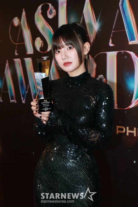 배우 이은샘이 12월 14일 필리핀 아레나에서 열린 '2023 아시아 아티스트 어워즈 인 필리핀'(2023 Asia Artist Awards IN THE PHILIPPINES, 이하 '2023 AAA')에서 AAA 신인상을 수상한 뒤 포즈를 취하고 있다./사진=이동훈 기자