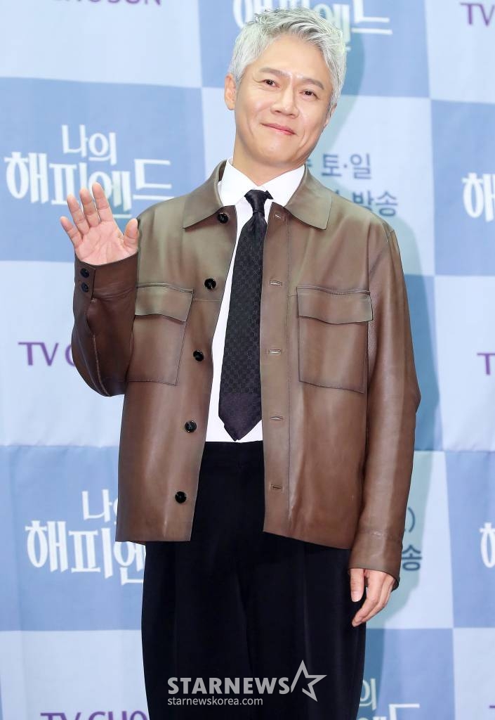 배우 박호산이 21일 오전 서울 마포구 상암동 스탠포드 호텔에서 진행된 TV조선 주말미니시리즈 '나의 해피엔드' 제작발표회에 참석해 포즈를 취하고 있다.  '나의 해피엔드'는 성공만을 쫓던 한 여자가 믿었던 사람들의 배신으로 충격적인 진실을 마주하는 휴먼 심리 스릴러 드라마다. 오는 30일 첫 방송. 2023.12.21 /사진=김창현