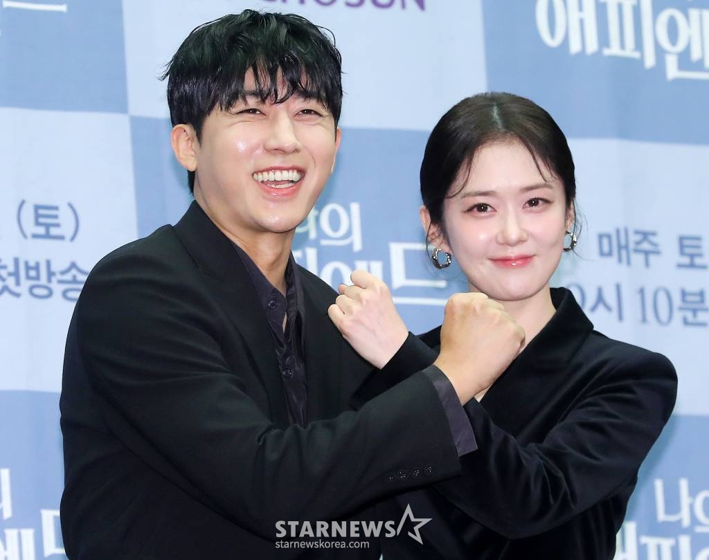 배우 손호준, 장나라가 21일 오전 서울 마포구 상암동 스탠포드 호텔에서 진행된 TV조선 주말미니시리즈 '나의 해피엔드' 제작발표회에 참석해 포즈를 취하고 있다.  '나의 해피엔드'는 성공만을 쫓던 한 여자가 믿었던 사람들의 배신으로 충격적인 진실을 마주하는 휴먼 심리 스릴러 드라마다. 오는 30일 첫 방송. 2023.12.21 /사진=김창현