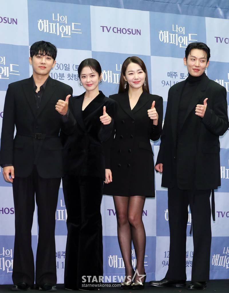배우 손호준, 장나라, 소이현, 이기택이 21일 오전 서울 마포구 상암동 스탠포드 호텔에서 진행된 TV조선 주말미니시리즈 '나의 해피엔드' 제작발표회에 참석해 포즈를 취하고 있다.  '나의 해피엔드'는 성공만을 쫓던 한 여자가 믿었던 사람들의 배신으로 충격적인 진실을 마주하는 휴먼 심리 스릴러 드라마다. 오는 30일 첫 방송. 2023.12.21 /사진=김창현
