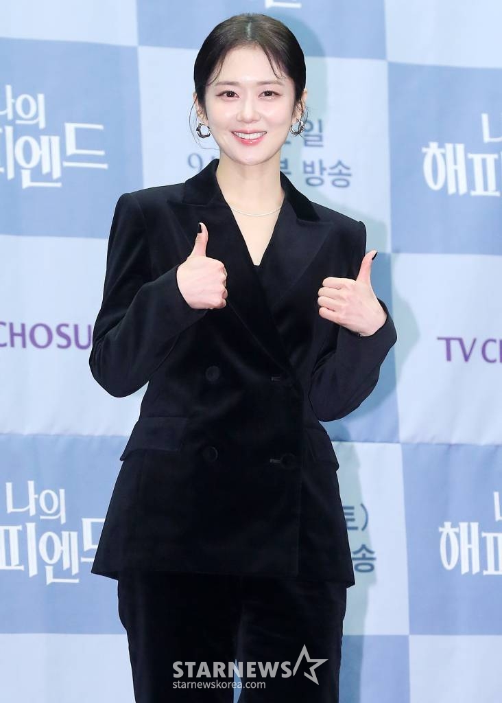 배우 장나라가 21일 오전 서울 마포구 상암동 스탠포드 호텔에서 진행된 TV조선 주말미니시리즈 '나의 해피엔드' 제작발표회에 참석해 포즈를 취하고 있다.  '나의 해피엔드'는 성공만을 쫓던 한 여자가 믿었던 사람들의 배신으로 충격적인 진실을 마주하는 휴먼 심리 스릴러 드라마다. 오는 30일 첫 방송. 2023.12.21 /사진=김창현