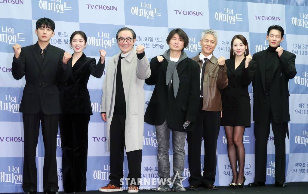 조수원 감독(가운데), 배우 손호준, 장나라, 김홍파, 박호산, 소이현, 이기택이 21일 오전 서울 마포구 상암동 스탠포드 호텔에서 진행된 TV조선 주말미니시리즈 '나의 해피엔드' 제작발표회에 참석해 포즈를 취하고 있다.  '나의 해피엔드'는 성공만을 쫓던 한 여자가 믿었던 사람들의 배신으로 충격적인 진실을 마주하는 휴먼 심리 스릴러 드라마다. 오는 30일 첫 방송. 2023.12.21 /사진=김창현