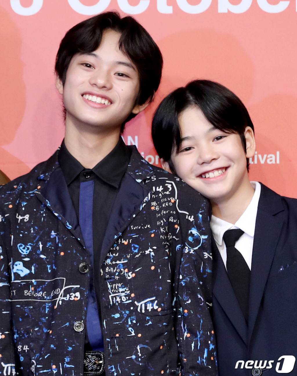 (부산=뉴스1) 권현진 기자 = 배우 쿠로카와 소야와 히이리기 히나타(오른쪽)가 6일 오후 부산 해운대구 KNN시어터에서 진행된 갈라 프레젠테이션 '괴물' 기자회견에서 포즈를 취하고 있다. 2023.10.7/뉴스1 Copyright (C) 뉴스1. All rights reserved. 무단 전재 및 재배포, AI학습 이용 금지.