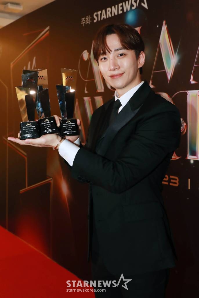 배우 이준호가 14일 필리핀 아레나에서 열린 '2023 아시아 아티스트 어워즈 인 필리핀'(2023 Asia Artist Awards IN THE PHILIPPINES, 이하 '2023 AAA')에서 AAA 올해의 배우, 핫트렌드, 인기상을 수상한 뒤 포즈를 취하고 있다. '2023 AAA'는 스타뉴스가 주최하고 Asia Artist Awards 조직위원회, TONZ 엔터테인먼트, PULP Live World가 공동 주관한다. 그룹 아이브(IVE) 장원영, 가수 강다니엘, 그룹 제로베이스원 성한빈이 MC를 맡았다. 2023.12.14 /사진=이동훈