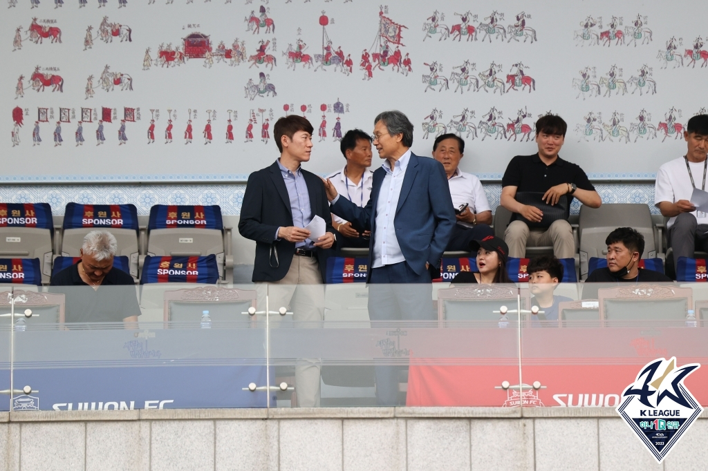 김은중(왼쪽) 수원FC 신임 감독과 최순호 단장. /사진제공=한국프로축구연맹