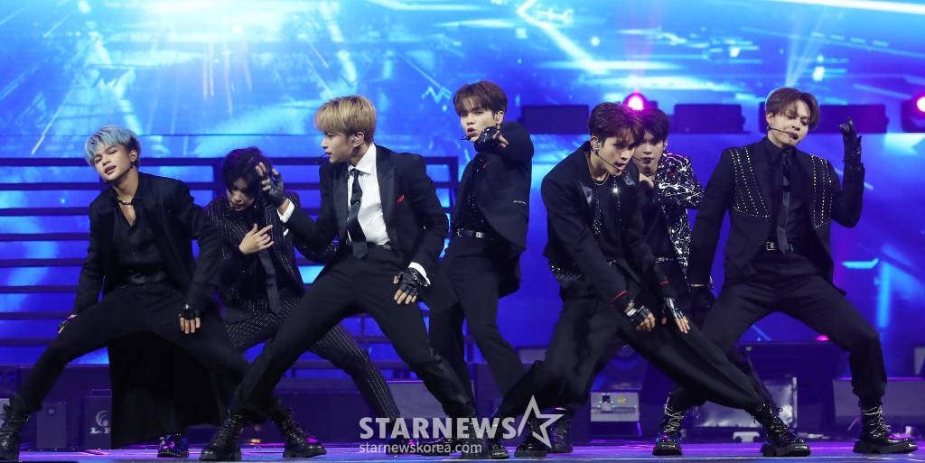 필리핀 그룹 호라이즌이 14일 필리핀 아레나에서 열린 '2023 아시아 아티스트 어워즈 인 필리핀'(2023 Asia Artist Awards IN THE PHILIPPINES, 이하 '2023 AAA')에서 멋진 무대를 선보이고 있다. '2023 AAA'는 스타뉴스가 주최하고 Asia Artist Awards 조직위원회, TONZ 엔터테인먼트, PULP Live World가 공동 주관한다. 그룹 아이브(IVE) 장원영, 가수 강다니엘, 그룹 제로베이스원 성한빈이 MC를 맡았다. 2023.12.14 /사진=김창현