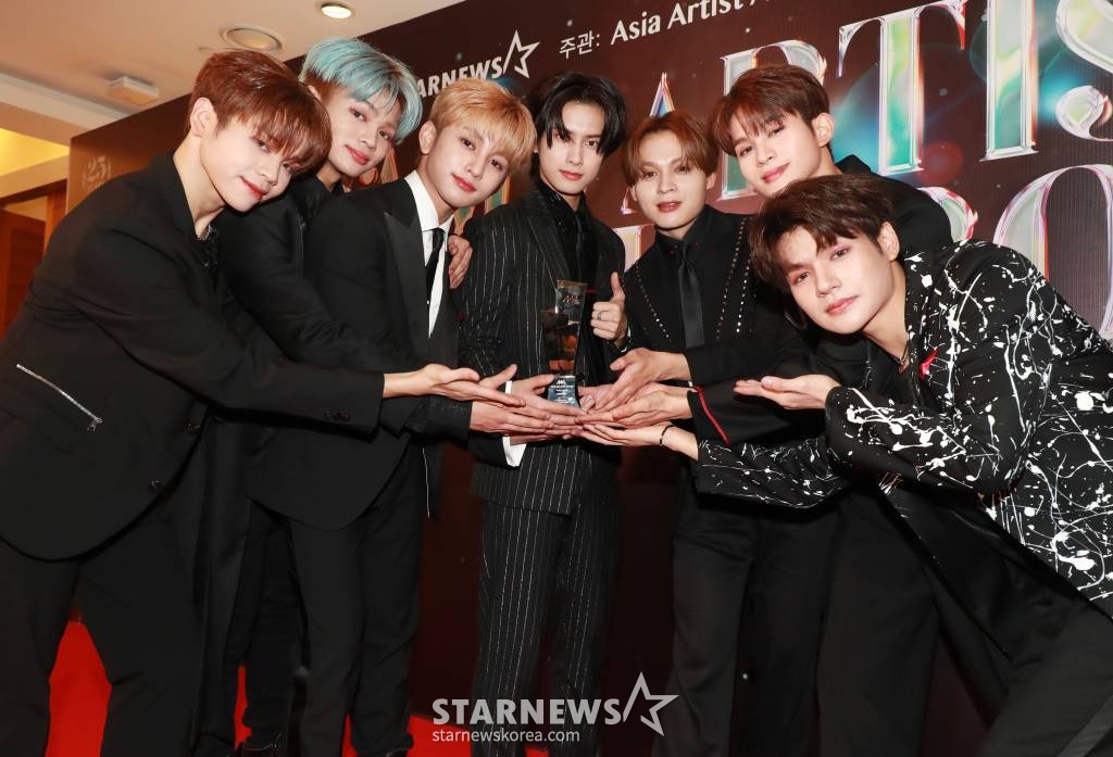 그룹 호라이즌이 14일 필리핀 아레나에서 열린 '2023 아시아 아티스트 어워즈 인 필리핀'(2023 Asia Artist Awards IN THE PHILIPPINES, 이하 '2023 AAA')에서 AAA 포커스 상을 수상한 뒤 포즈를 취하고 있다. '2023 AAA'는 스타뉴스가 주최하고 Asia Artist Awards 조직위원회, TONZ 엔터테인먼트, PULP Live World가 공동 주관한다. 그룹 아이브(IVE) 장원영, 가수 강다니엘, 그룹 제로베이스원 성한빈이 MC를 맡았다. 2023.12.14 /사진=이동훈