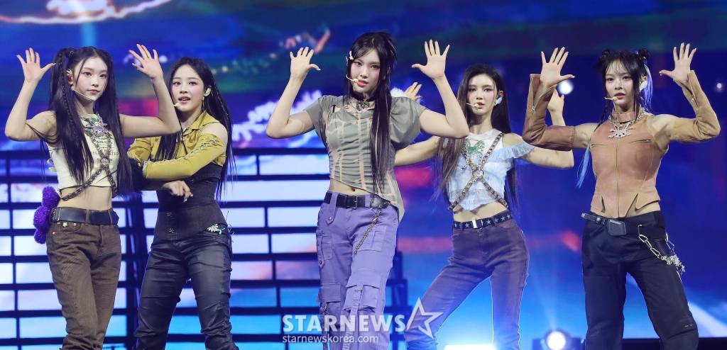 걸그룹 뉴진스가 14일 필리핀 아레나에서 열린 '2023 아시아 아티스트 어워즈 인 필리핀'(2023 Asia Artist Awards IN THE PHILIPPINES, 이하 '2023 AAA')에서 멋진 무대를 선보이고 있다. '2023 AAA'는 스타뉴스가 주최하고 Asia Artist Awards 조직위원회, TONZ 엔터테인먼트, PULP Live World가 공동 주관한다. 그룹 아이브(IVE) 장원영, 가수 강다니엘, 그룹 제로베이스원 성한빈이 MC를 맡았다. 2023.12.14 /사진=김창현
