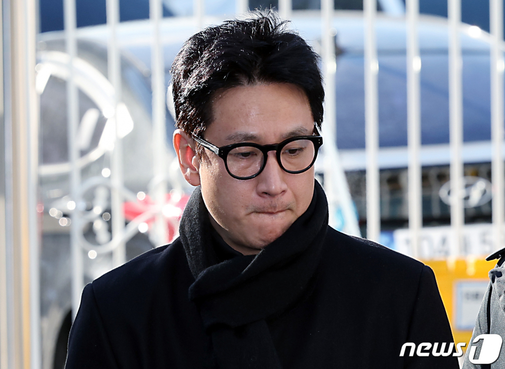 (인천=뉴스1) 박정호 기자 = 마약 투약 혐의를 받고 있는 배우 이선균 씨가 23일 오전 인천 남동구 인천논현경찰서로 3차 소환조사를 받기 위해 도착해 착잡한 표정을 보이고 있다. 경찰은 이 씨의 마약 투약 혐의 외에도 이 씨가 고소한 공갈 사건에 대해서도 조사를 이어갈 예정이다. 한편 이 씨 등에게 마약을 제공하고 투약한 혐의를 받는 서울 강남의 성형외과 의사는 지난 20일 구속됐다. 2023.12.23/뉴스1 Copyright (C) 뉴스1. All rights reserved. 무단 전재 및 재배포, AI학습 이용 금지.