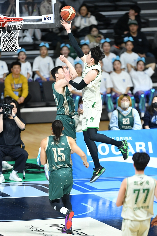 슛을 시도하는 강상재(가운데 위). /사진=KBL