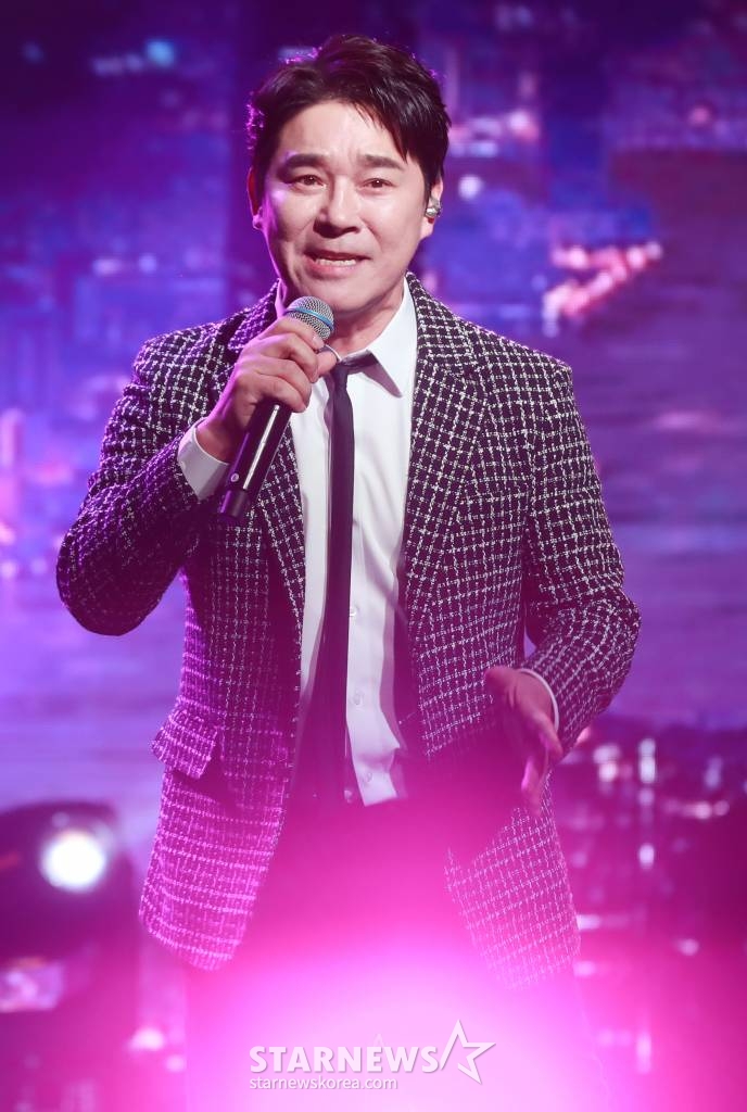 가수 임창정이 8일 오후 서울 강남구 일지아트홀에서 진행된 미니 3집 '멍청이' 발매기념 쇼케이스에 참석해 신곡을 선보이고 있다. '멍청이'에는 타이틀곡 멍청이를 포함해 '더 많이 사랑하길', '용서해', '그냥 좋은 날', '멍청이(Inst.)' 총 5곡이 수록됐다. /2023.02.08 /사진=이동훈 기자 photoguy@