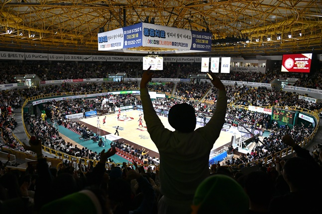 24일 LG-KCC전이 열린 창원실내체육관의 전경. /사진=KBL