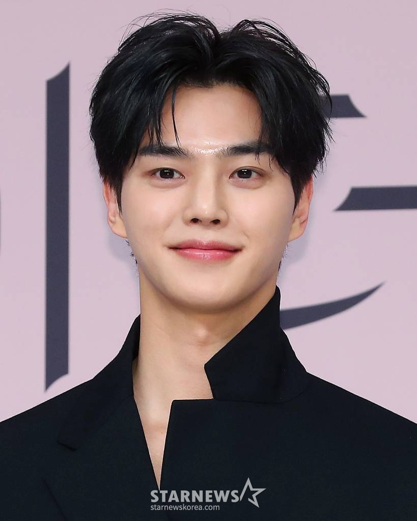 배우 송강이 24일 오후 서울 양천구 목동 SBS 사옥에서 진행된 금토드라마 '마이 데몬' 제작발표회에 참석해 포즈를 취하고 있다. '마이 데몬'은 악마 같은 재벌 상속녀 도도희(김유정 분)와 한순간 능력을 잃어버린 악마 정구원(송강 분)이 계약 결혼을 하며 벌어지는 판타지 로맨틱 코미디다. 2023.11.24 /사진=김창현