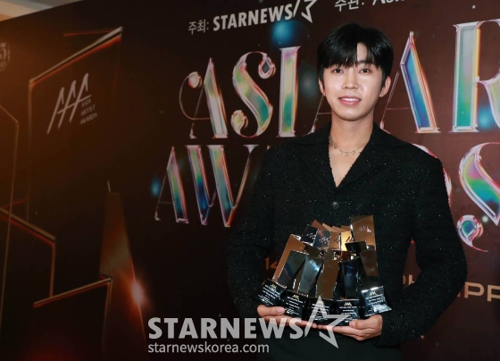 가수 임영웅이 14일 필리핀 아레나에서 열린 '2023 아시아 아티스트 어워즈 인 필리핀'(2023 Asia Artist Awards IN THE PHILIPPINES, 이하 '2023 AAA')에서 AAA 페블러스, 올해의 팬덤, 베스트 초이스, 핫트렌드, 인기상을 수상한 뒤 포즈를 취하고 있다./사진=이동훈 기자