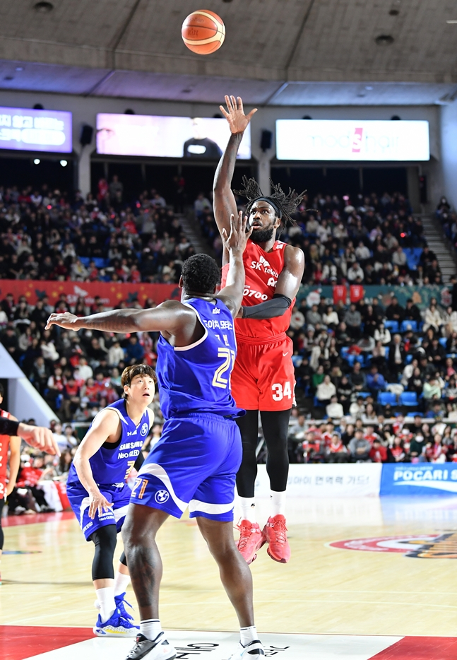 자밀 워니(가운데)가 슛을 시도하고 있다. /사진=KBL 제공