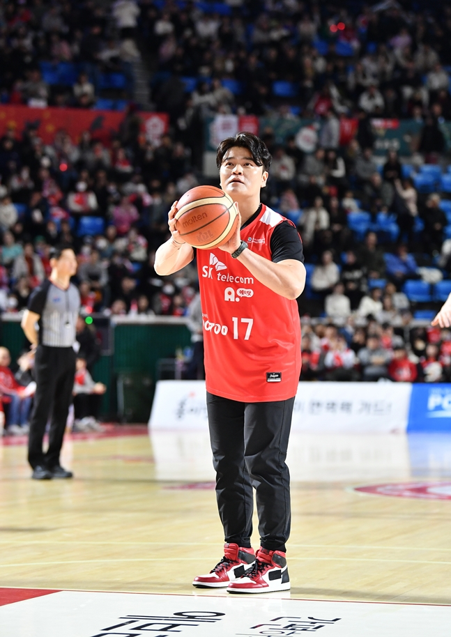 추신수가 25일 잠실학생체육관에서 열린 2023~24 정관장 프로농구 정규리그 'S-더비'에서 경기 전 시투를 하고 있다. /사진=KBL 제공