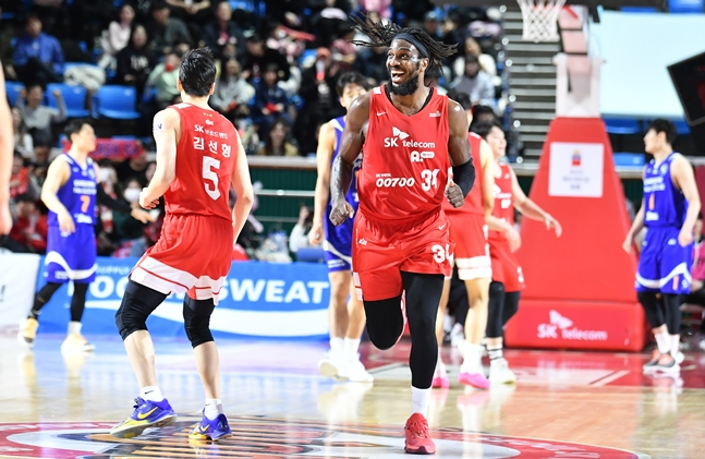 기뻐하는 자밀 워니(가운데). /사진=KBL 제공