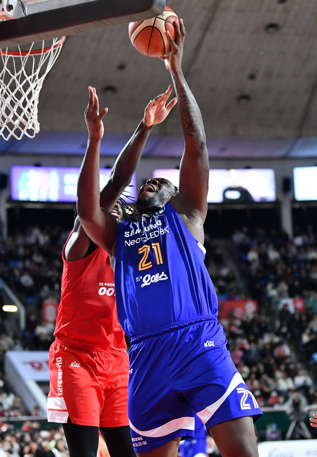 골밑슛을 시도하는 코피 코번(오른쪽). /사진=KBL 제공