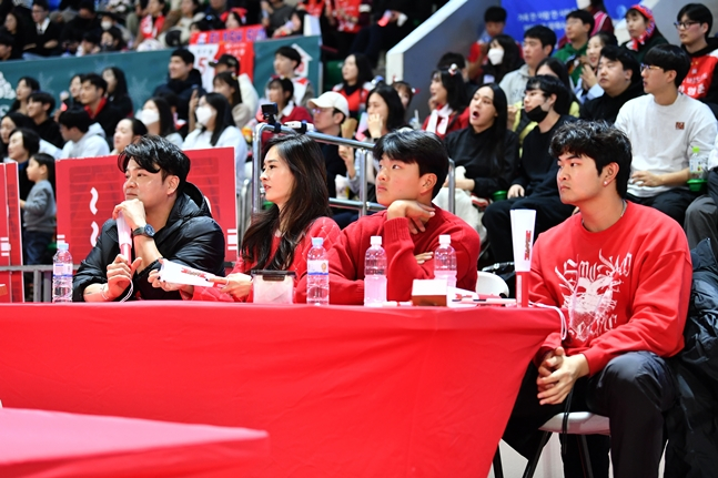 'S-더비' 관람 중인 추신수 가족 . /사진=KBL 제공