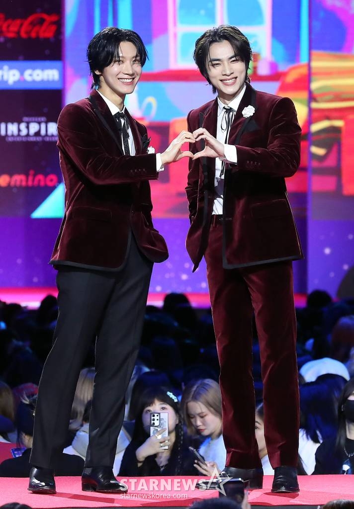 그룹 NCT 텐, 샤오쥔이 25일 오후 인천 영종도 인스파이어 컨벤션 그랜드볼룸에서 진행된 '2023 SBS 가요대전' 레드카펫 행사에 참석해 포즈를 취하고 있다. 2023.12.25 /사진=김창현