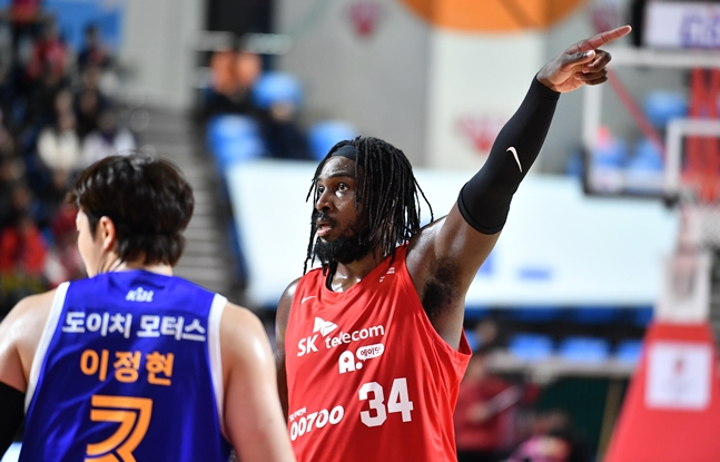 자밀 워니(오른쪽)가 지난 25일 잠실학생체육관에서 열린 2023~24 정관장 프로농구 정규리그 'S-더비'에서 동료에게 사인을 보내고 있다. /사진=KBL