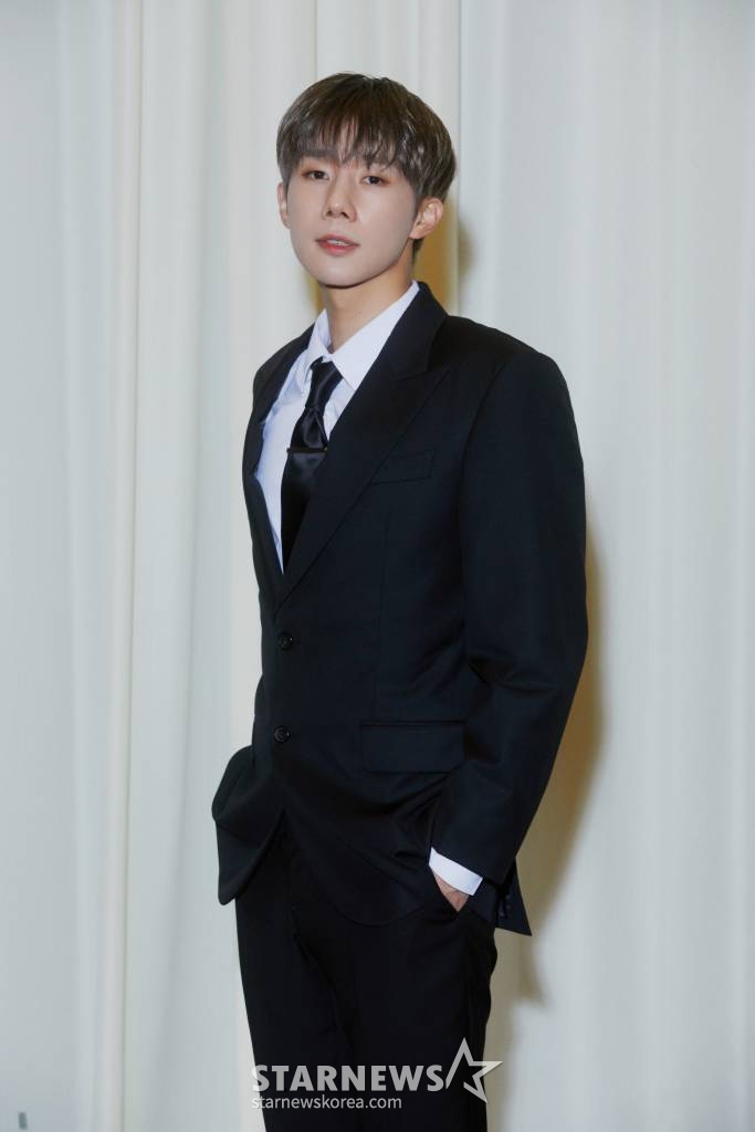 그룹 인피니트(INFINITE) 김성규가 31일 오후 서울 서초구 더 리버사이드 호텔에서 진행된 일곱 번째 미니앨범 '비긴'(13egin) 발매 기념 기자간담회에 참석해 포즈를 취하고 있다. 새 앨범 타이틀곡 '뉴 이모션스(New Emotions)'는 멤버들의 6인 6색 풍성한 보컬과 코드 프로그레션이 묵직하게 어우러진 소리 표현이 매력적인 트랙으로 프로듀서 라이언 전(Ryan Jhun)이 작곡을 맡았다. 또한 인피니트는 매혹적인 남자들의 나른함과 섹시함을 담아 마치 고급 향수의 은은한 향과 같이 세련되면서도 과하지 않은 퍼포먼스를 완성했다. / 사진제공 =인피니트 컴퍼니 /사진=김창현