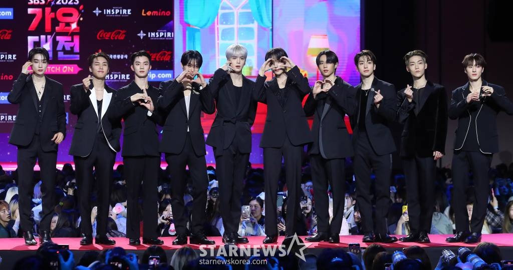 그룹 더보이즈가 25일 오후 인천 영종도 인스파이어 컨벤션 그랜드볼룸에서 진행된 '2023 SBS 가요대전' 레드카펫 행사에 참석해 포즈를 취하고 있다. 2023.12.25 /사진=김창현