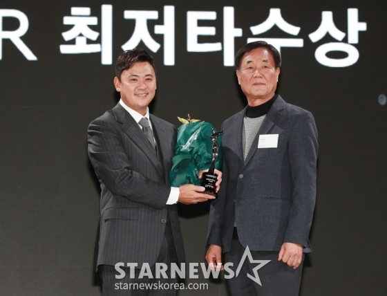 박상현(왼쪽)이 최저타수상을 받고 미소짓고 있다. /사진=이동훈 기자