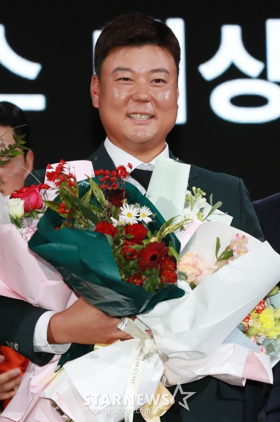 함정우(가운데)가 27일 KPGA 제네시스 시상식에서 제네시스 대상을 수상한 뒤 활짝 웃고 있다. /사진=이동훈 기자