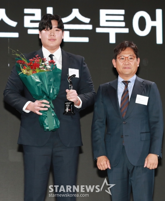 스릭슨투어 우수선수상 수상자 송재일(왼쪽). /사진=이동훈 기자