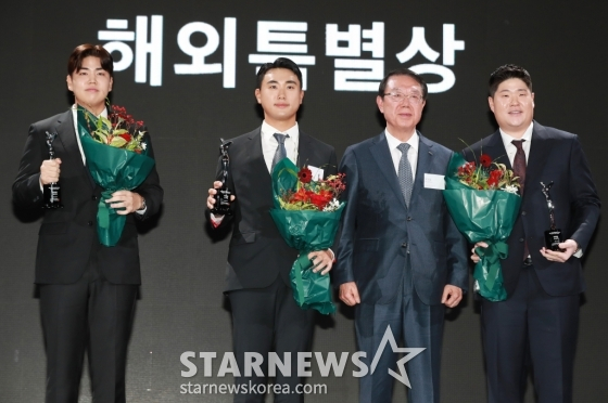 장유빈(왼쪽부터), 조우영, 임성재(오른쪽 끝)이 해외특별상 수상 후 기념촬영을 하고 있다. /사진=이동훈 기자