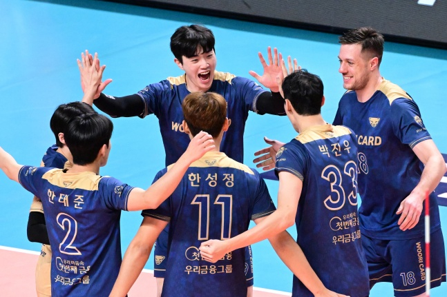 우리카드 선수단이 27일 서울 장충체육관에서 열린 KB손해보험과 도드람 2023~2024 V리그 남자부 4라운드 방문경기에서 득점 후 기뻐하고 있다. /사진=한국배구연맹ㅊ