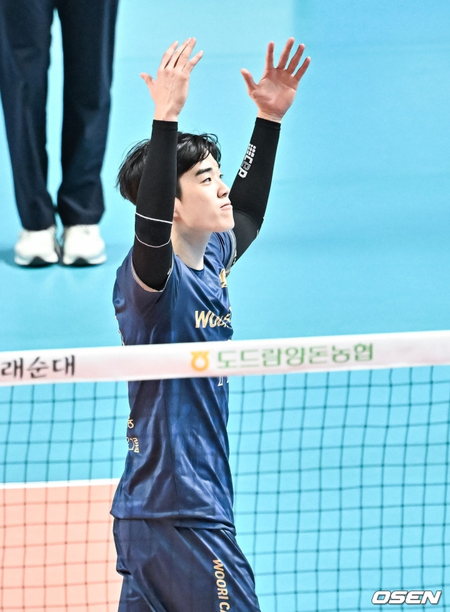 우리카드 김지한이 27일 서울 장충체육관에서 열린 KB손해보험과 도드람 2023~2024 V리그 남자부 4라운드 홈경기에서 팬들의 환호를 끌어내고 있다.
