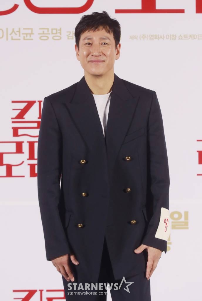 배우 이선균이 24일 오전 서울 광진구 롯데시네마 건대입구점에서 진행된 영화 '킬링 로맨스'(감독 이원석) 제작발표회에 참석해 포즈를 취하고 있다. 섬나라 재벌 '조나단'(이선균)과 운명적 사랑에 빠져 돌연 은퇴를 선언한 톱스타 '여래'(이하늬)가 팬클럽 3기 출신 사수생 '범우'(공명)를 만나 기상천외한 컴백 작전을 모의하게 되는 이야기 '킬링 로맨스'는 4월 14일 개봉한다. /2023.03.24 /사진=이동훈 기자 photoguy@