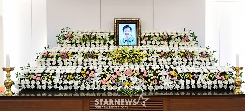 27일 서울 종로구 서울대학교병원 장례식장에 마련 故 이선균의 빈소에 영정사진이 놓여 있다. 아내인 전혜진이 상주로 이름을 올렸다. 발인은 29일, 장지는 전북 부안군 선영이다. /사진공동취재단 2023.12.27 /사진=이동훈