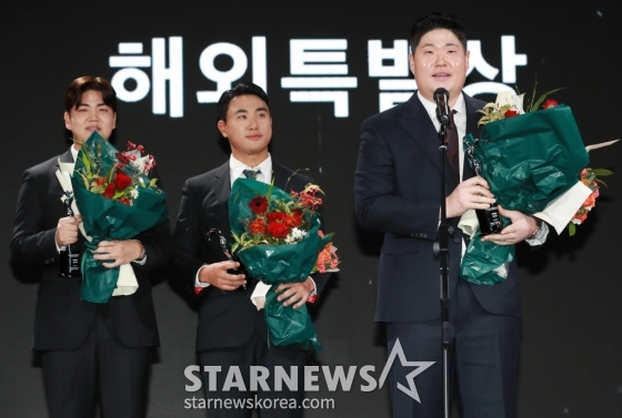 임성재(오른쪽)이 해외특별상을 수상한 뒤 장유빈(왼쪽)과 조우영에게 고마움을 전하고 있다. /사진=이동훈 기자