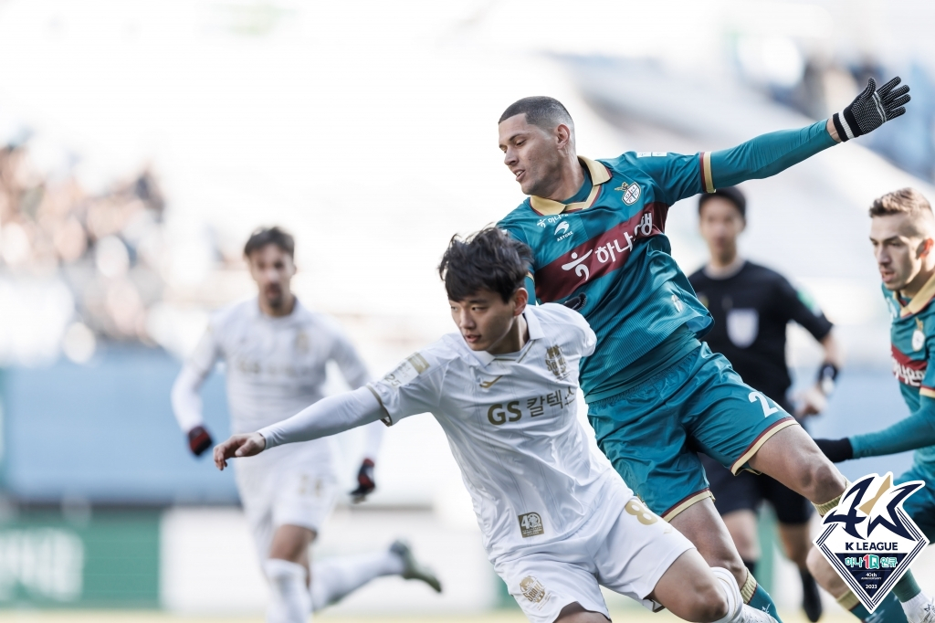 티아고(오른쪽). /사진=한국프로축구연맹