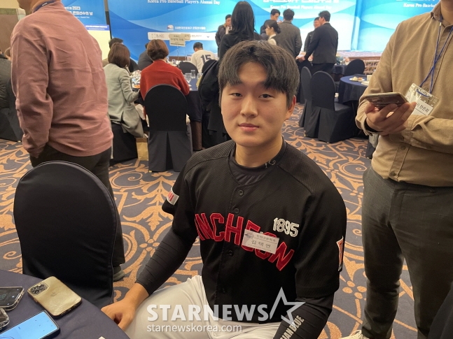 한은회 시상식장에서 취재진 카메라를 보고 미소 짓는 김택연. /사진=양정웅 기자