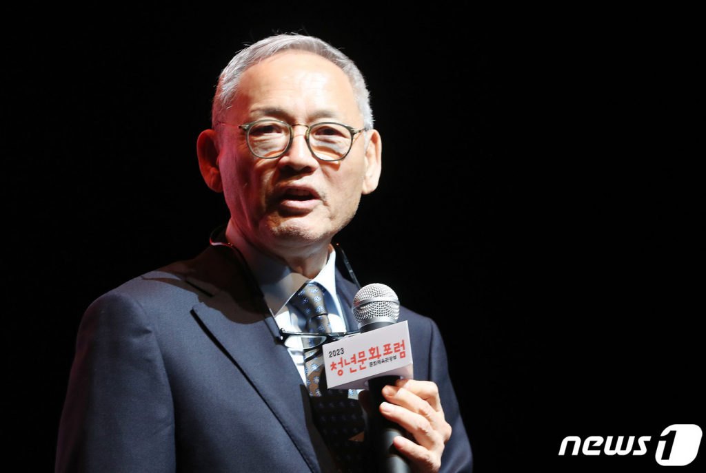 (서울=뉴스1) 박세연 기자 = 유인촌 문화체육관광부 장관이 28일 서울 서대문구 모두예술극장에서 열린 제5차 청년문화포럼에서 인사말을 하고 있다. 2023.12.28/뉴스1 Copyright (C) 뉴스1. All rights reserved. 무단 전재 및 재배포, AI학습 이용 금지.