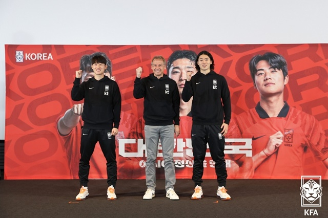 이재성, 위르겐 클린스만 감독, 조규성이 포즈를 취하고 있다. /사진=대한축구협회 제공